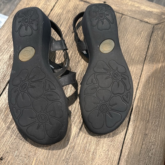 Born Women’s Sandals - two pairs one Black and one Brown - Picture 3 of 7